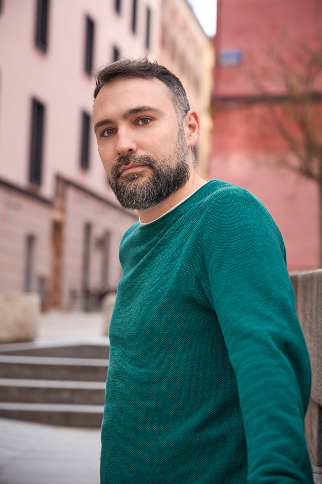 Fernando de Córdoba, con jersey verde, en una calle de Madrid